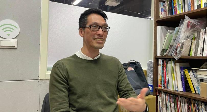任職於逢甲大學經濟系的郭祐誠教授,專長於勞動經濟學、人口經濟學與教育經濟學,自 2011 年開始,郭教授便開始投入性別、多元入學等因素對學習表現的調查研究。(圖/曹盛威 攝影)