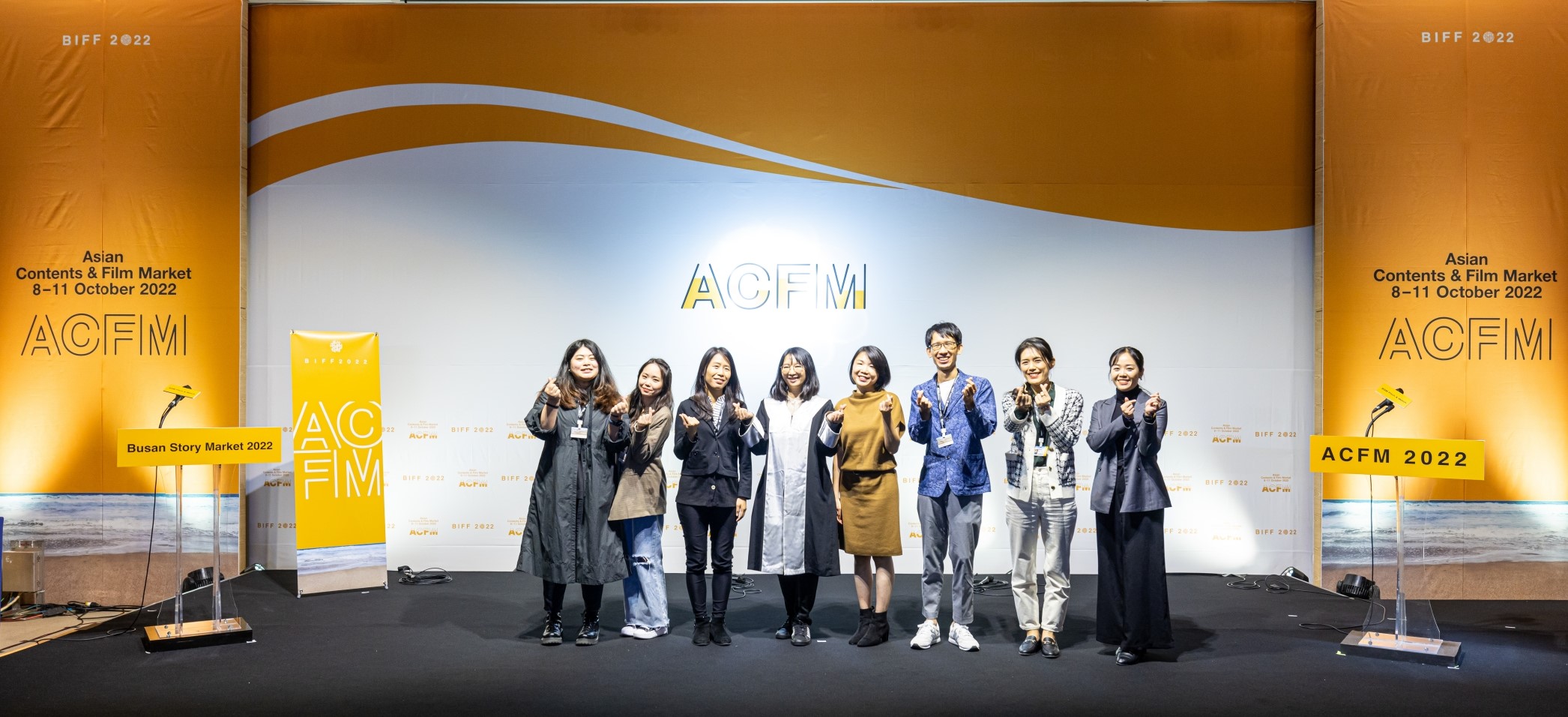圖說:Aris(左四)與其他提案人及主持人(右一),於「臺灣提案專場」會後合照。Photo Credit:ACFM。